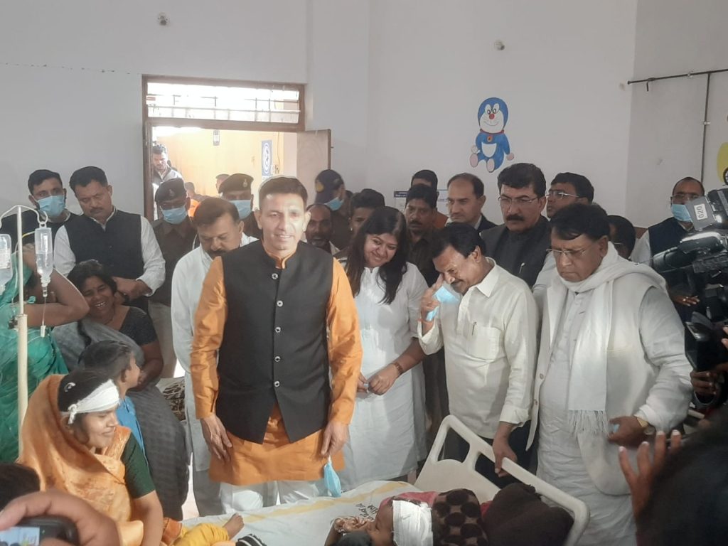 अस्पताल में परिजनों से मुलाकात करते हुए, पीसीसी चीफ जीतू पटवारी और पूर्व मंत्री सज्जन सिंह वर्मा